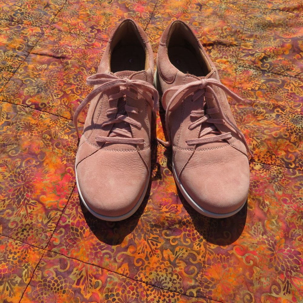 NWOT Unstructured by Clarks Women's Nubuck Leather Lace Up Sneakers